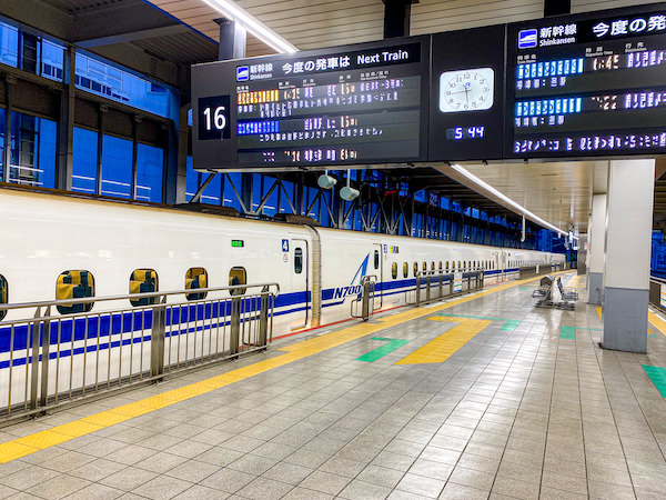 朝の博多駅