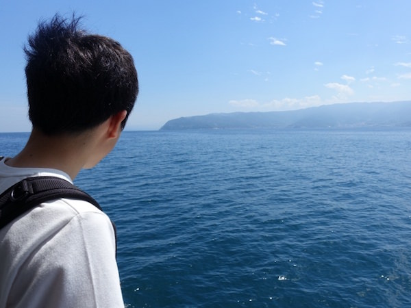 海を見つめる少年